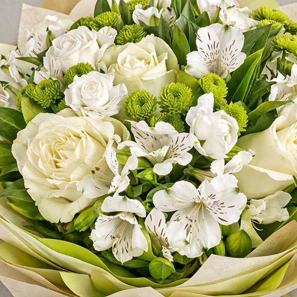Белые розы с эустомами - Летний каприз
